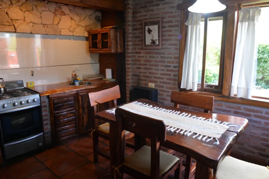 Comedor y cocina de la cabaña Los Robles
